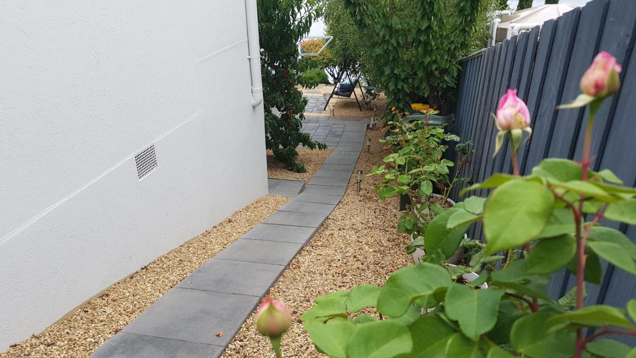 Lewi Waters Bed & Breakfast Lewisham Bagian luar foto