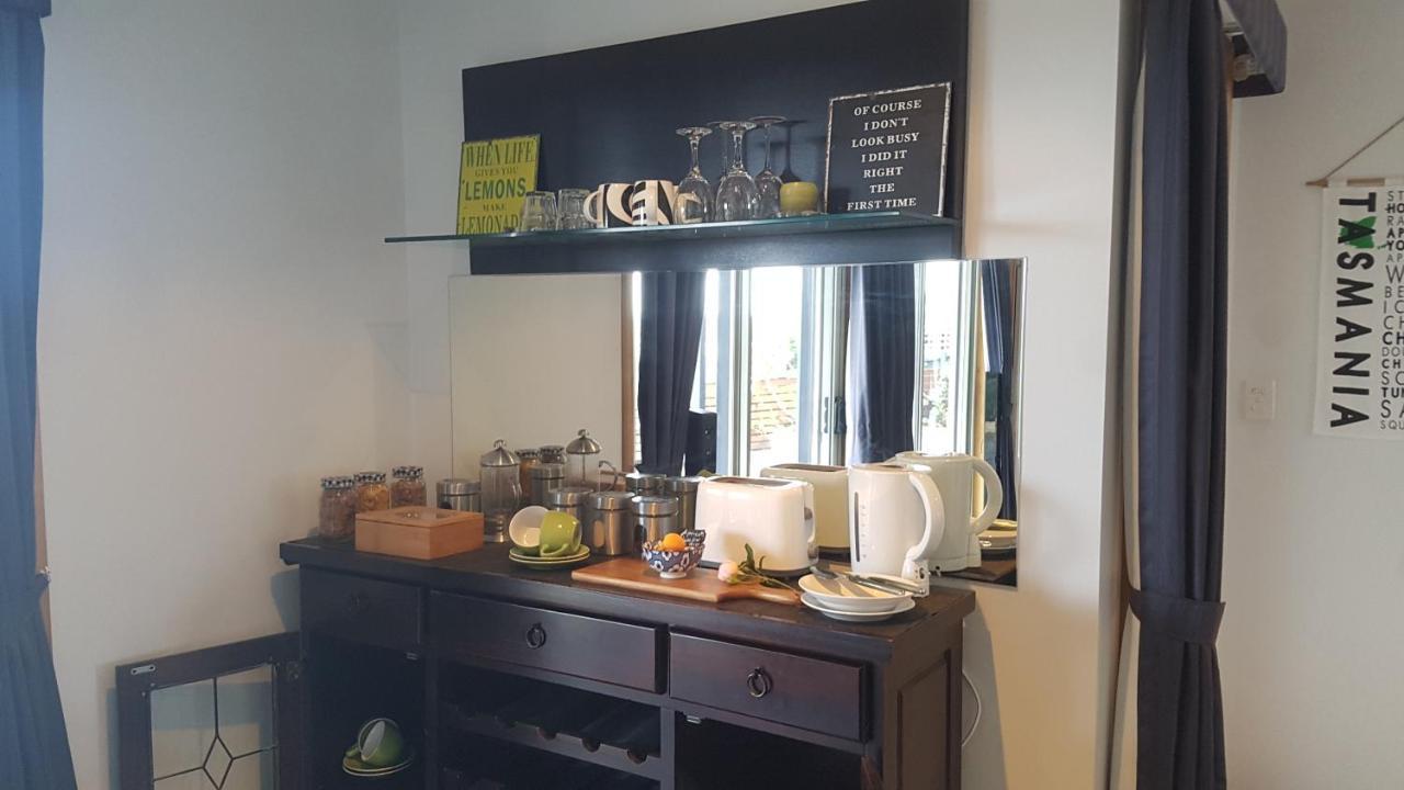 Lewi Waters Bed & Breakfast Lewisham Bagian luar foto